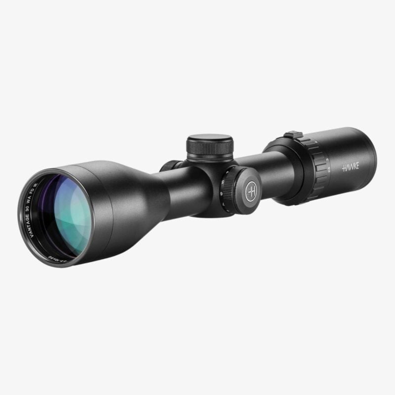 hawke-vantage-30-wa-fd-2-5-10x50-kikarsikte-vinklad-front Vinklad vy framifrån av Hawke Vantage 30 WA FD 2,5-10x50 kikarsikte med belyst L4A Fiber Dot riktmedel.