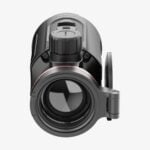 Frontvy av Hikmicro Thunder 3.0 TH35C Thermal Clip-on med fokus på objektivlinsen och linsskyddet.